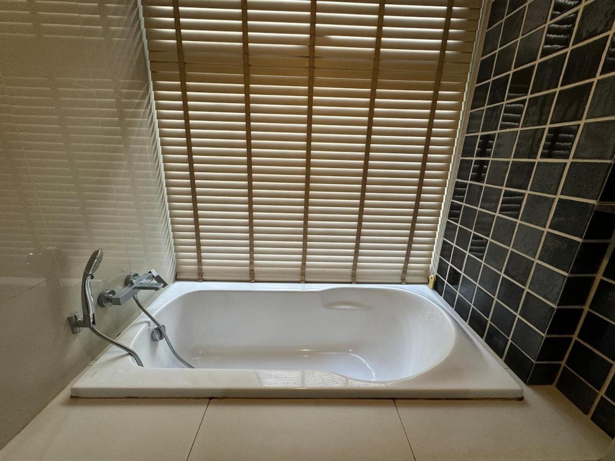 Patong Rooftop Pool Luxury Condo With Bathtub And Sofa Bed Big Balcony Exterior photo